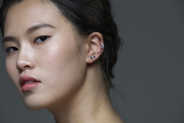 Dettaglio di piercing sul viso