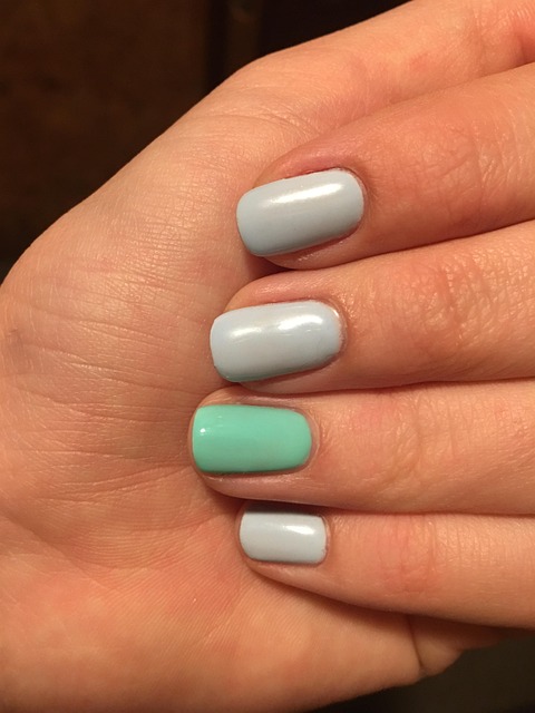 Manicure con smalto sulle unghie